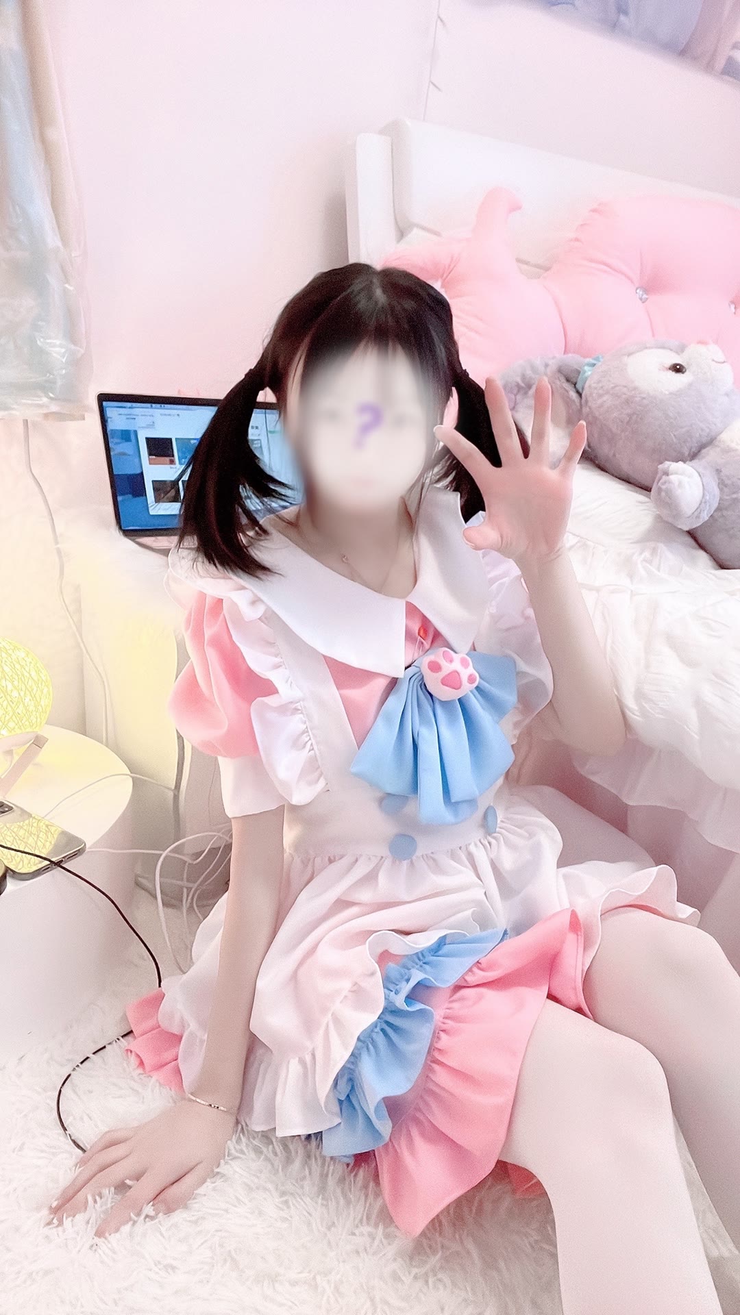 在房间拍照的超可爱白丝双马尾小萝莉-创客资源网